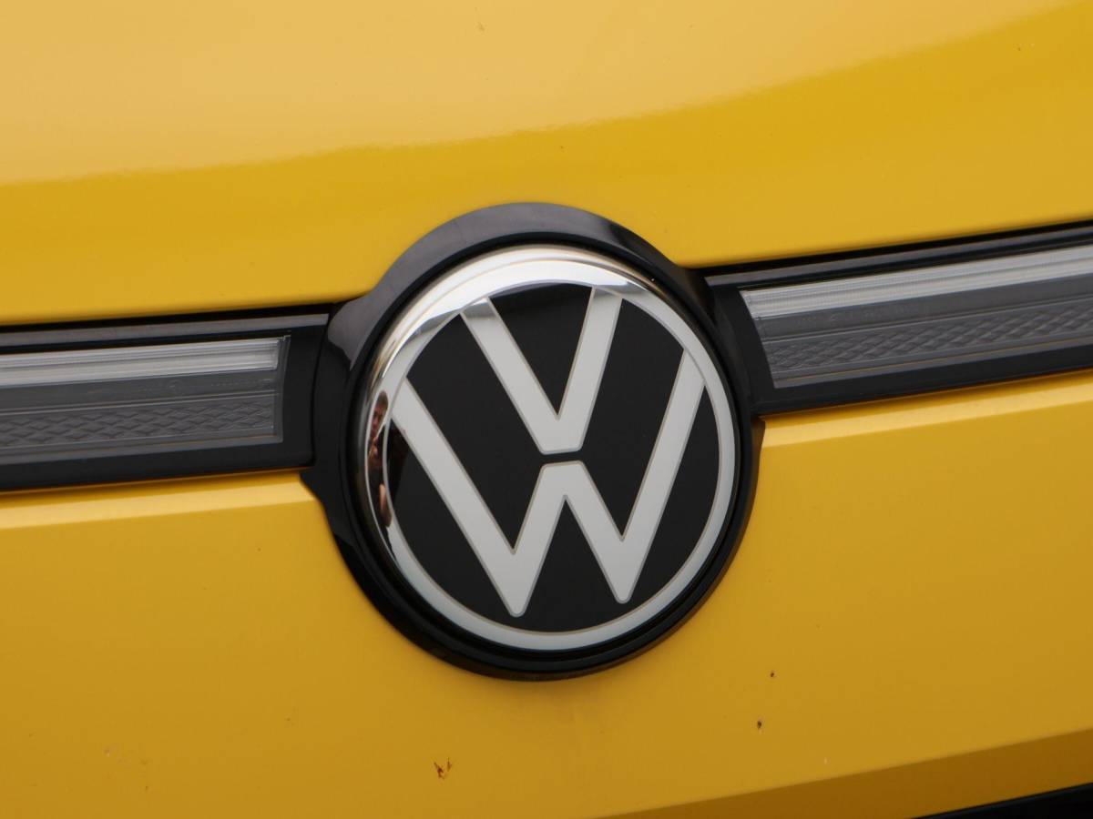 Volkswagen T-Roc Volkswagen T-Roc R-Line First Edition 1.5 eTSI 150 PK | Trekhaak | Elektrische Achterklep | 360 Camera | Head-Up Display | Stoel- & Stuurverwarming |