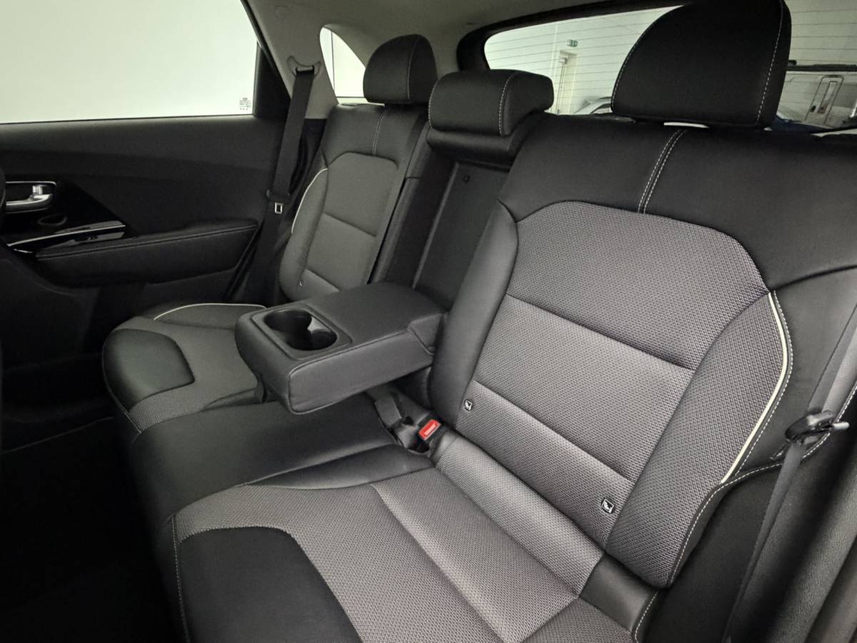 Kia e-Niro Kia e-Niro DynamicPlusLine 64 kWh SOH 96,1% | Warmtepomp | Schuif/Kanteldak | Camera | Stoel/Stuurverwarming | Carplay&Android