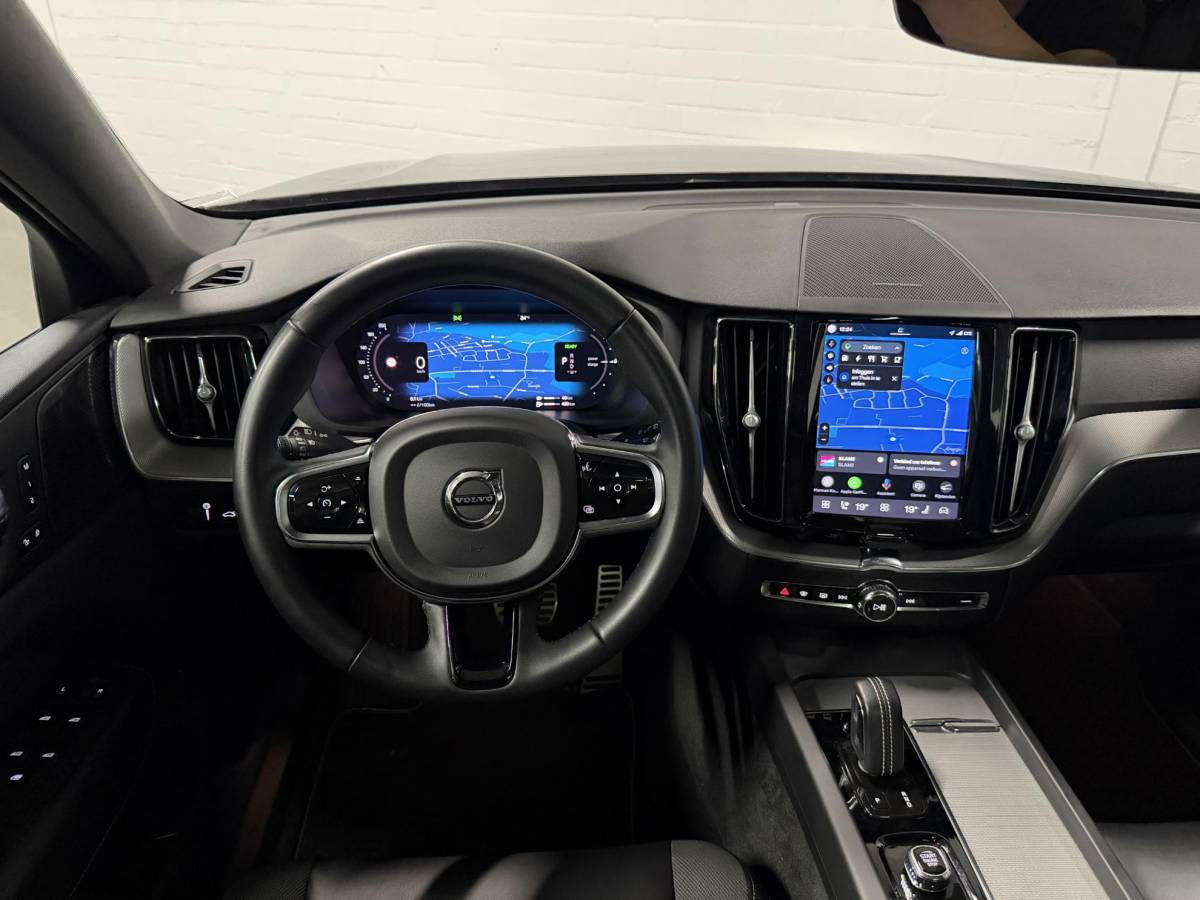 Volvo XC60 Volvo XC60 2.0 T6 Plug-in hybrid AWD Plus Dark Long Range | Open dak | Adapt. cruise | Harman/Kardon | Stuur-/Stoelverwarming | 360 Camera | Google | Keyless | Memory