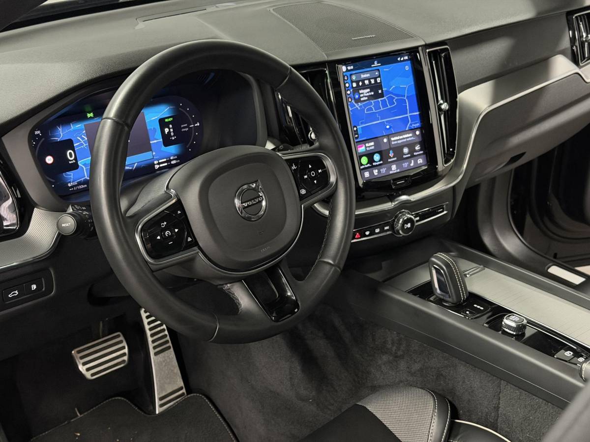 Volvo XC60 Volvo XC60 2.0 T6 Plug-in hybrid AWD Plus Dark Long Range | Open dak | Adapt. cruise | Harman/Kardon | Stuur-/Stoelverwarming | 360 Camera | Google | Keyless | Memory