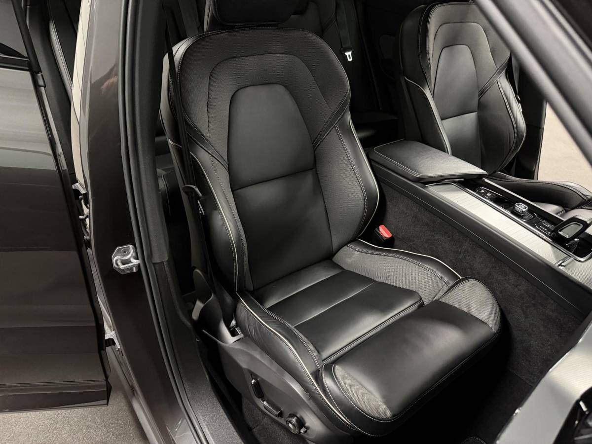 Volvo XC60 Volvo XC60 2.0 T6 Plug-in hybrid AWD Plus Dark Long Range | Open dak | Adapt. cruise | Harman/Kardon | Stuur-/Stoelverwarming | 360 Camera | Google | Keyless | Memory