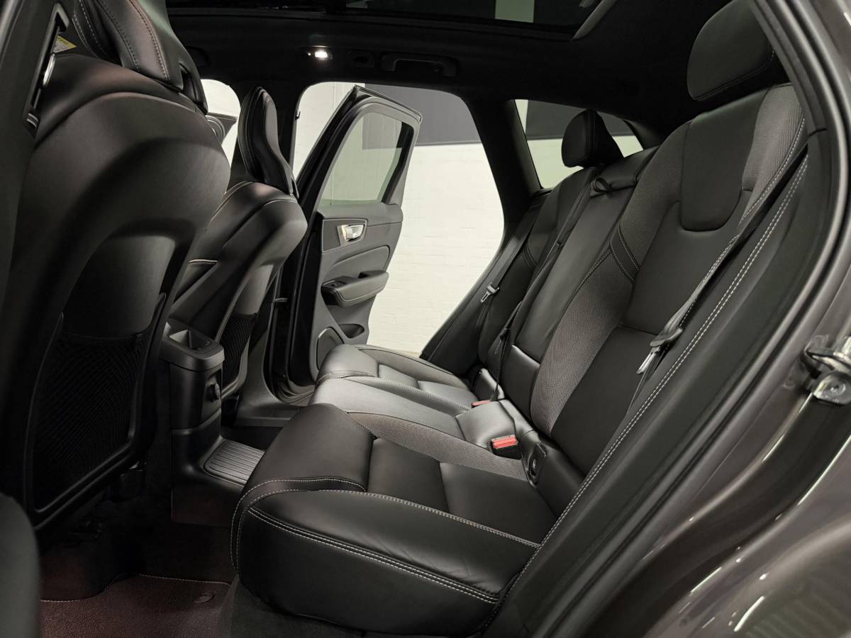 Volvo XC60 Volvo XC60 2.0 T6 Plug-in hybrid AWD Plus Dark Long Range | Open dak | Adapt. cruise | Harman/Kardon | Stuur-/Stoelverwarming | 360 Camera | Google | Keyless | Memory