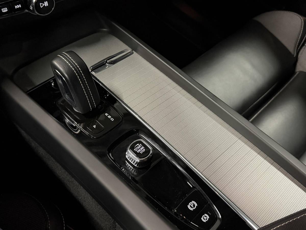 Volvo XC60 Volvo XC60 2.0 T6 Plug-in hybrid AWD Plus Dark Long Range | Open dak | Adapt. cruise | Harman/Kardon | Stuur-/Stoelverwarming | 360 Camera | Google | Keyless | Memory