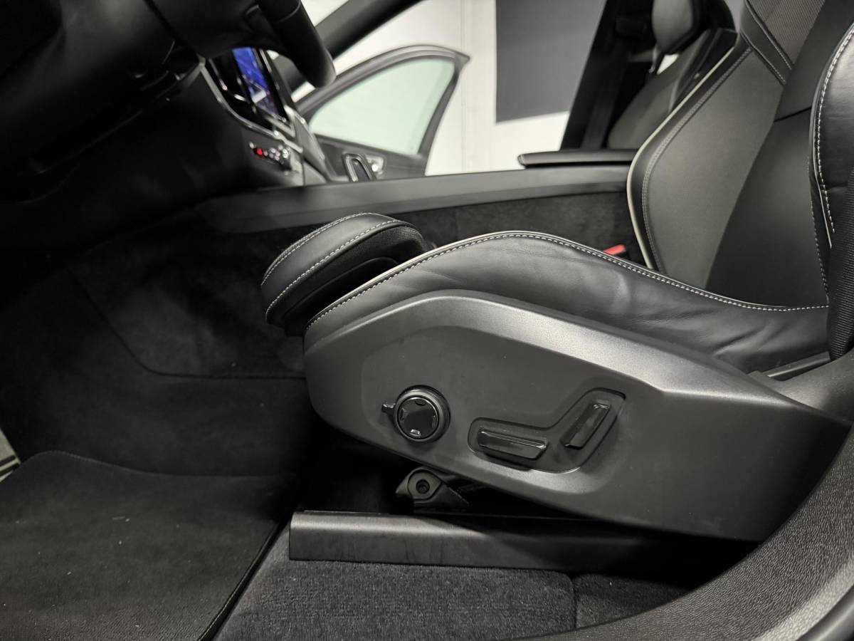 Volvo XC60 Volvo XC60 2.0 T6 Plug-in hybrid AWD Plus Dark Long Range | Open dak | Adapt. cruise | Harman/Kardon | Stuur-/Stoelverwarming | 360 Camera | Google | Keyless | Memory