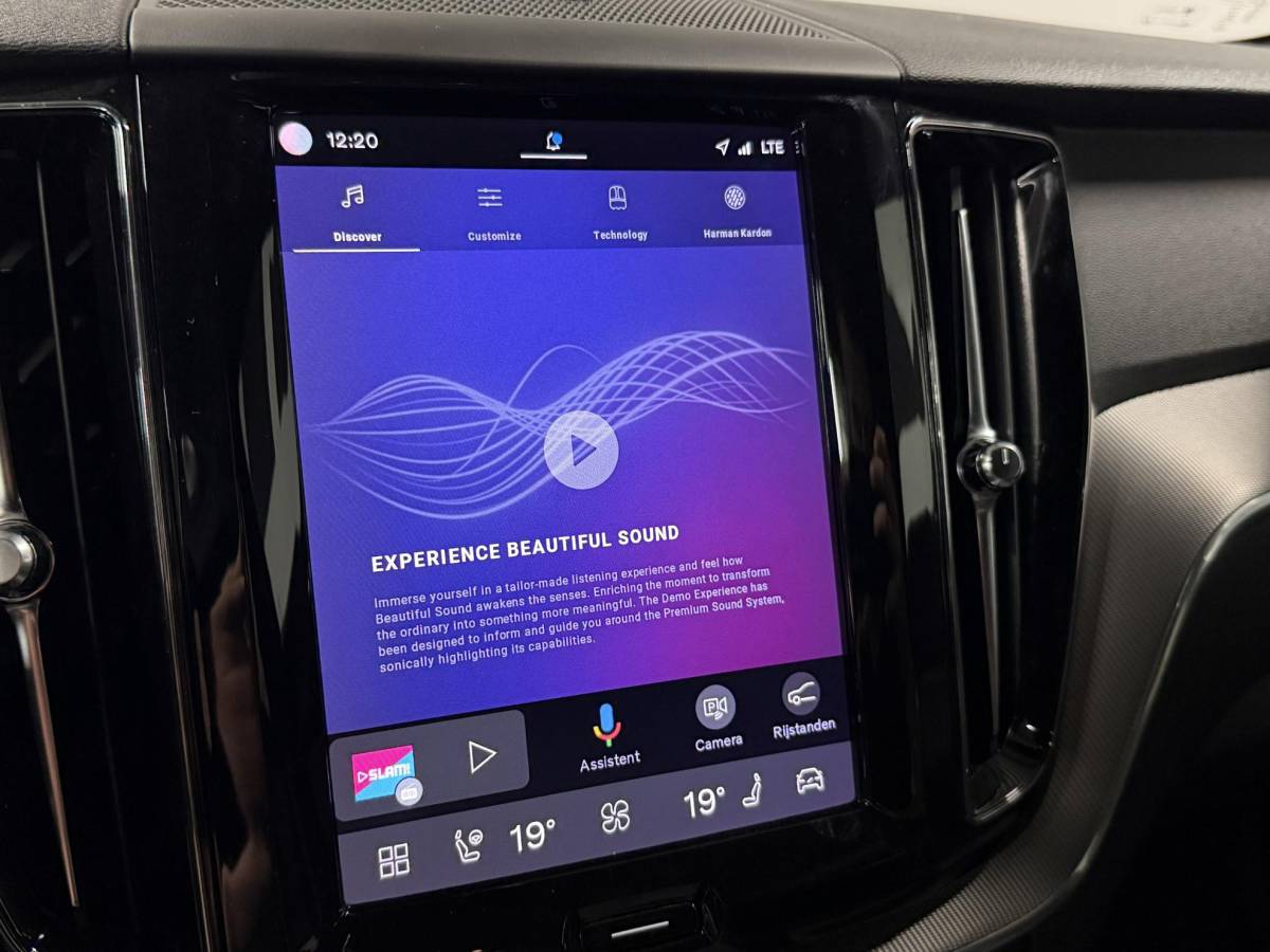 Volvo XC60 Volvo XC60 2.0 T6 Plug-in hybrid AWD Plus Dark Long Range | Open dak | Adapt. cruise | Harman/Kardon | Stuur-/Stoelverwarming | 360 Camera | Google | Keyless | Memory