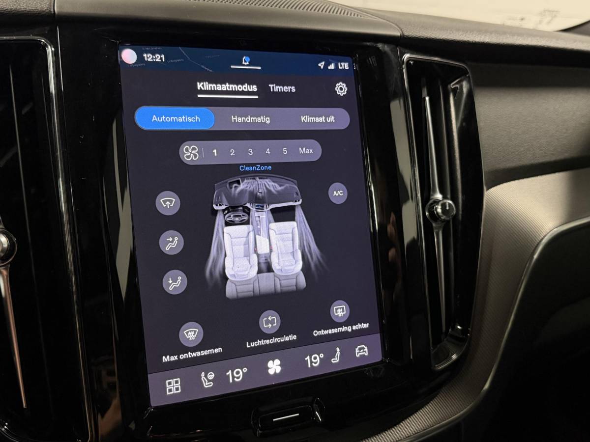 Volvo XC60 Volvo XC60 2.0 T6 Plug-in hybrid AWD Plus Dark Long Range | Open dak | Adapt. cruise | Harman/Kardon | Stuur-/Stoelverwarming | 360 Camera | Google | Keyless | Memory