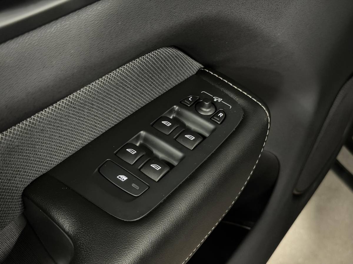 Volvo XC60 Volvo XC60 2.0 T6 Plug-in hybrid AWD Plus Dark Long Range | Open dak | Adapt. cruise | Harman/Kardon | Stuur-/Stoelverwarming | 360 Camera | Google | Keyless | Memory