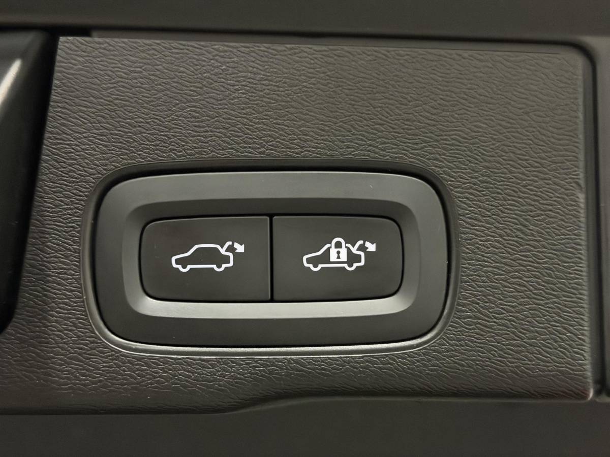 Volvo XC60 Volvo XC60 2.0 T6 Plug-in hybrid AWD Plus Dark Long Range | Open dak | Adapt. cruise | Harman/Kardon | Stuur-/Stoelverwarming | 360 Camera | Google | Keyless | Memory