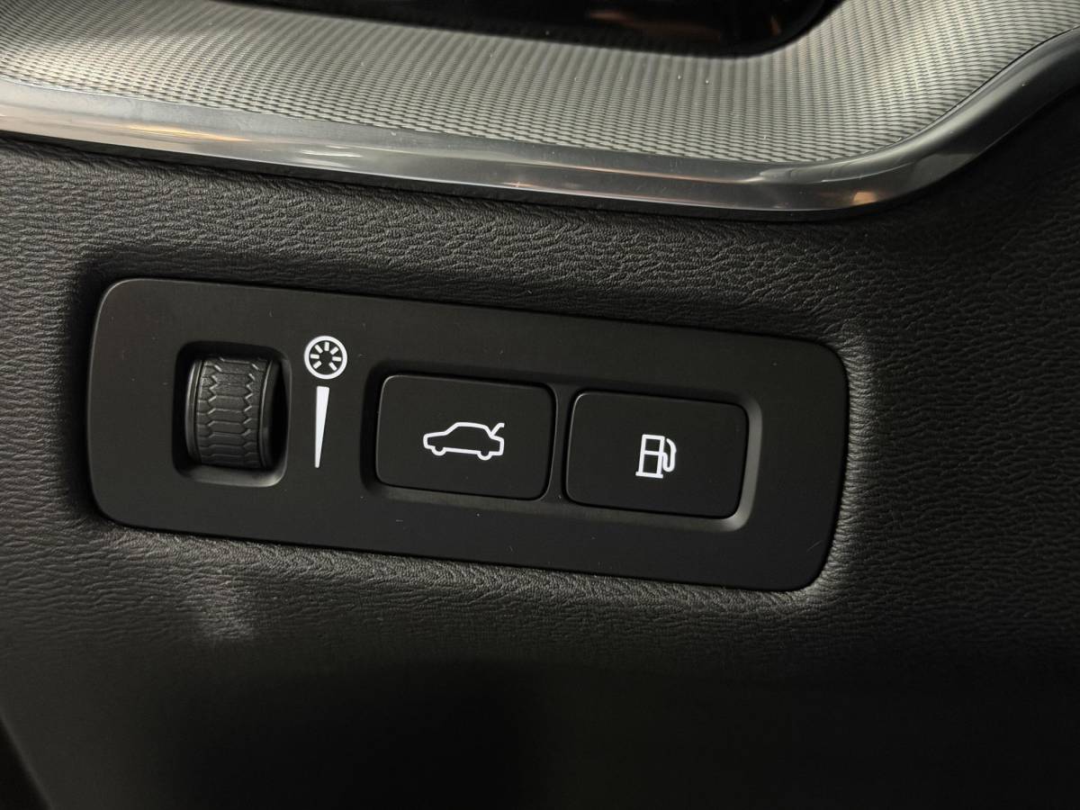 Volvo XC60 Volvo XC60 2.0 T6 Plug-in hybrid AWD Plus Dark Long Range | Open dak | Adapt. cruise | Harman/Kardon | Stuur-/Stoelverwarming | 360 Camera | Google | Keyless | Memory