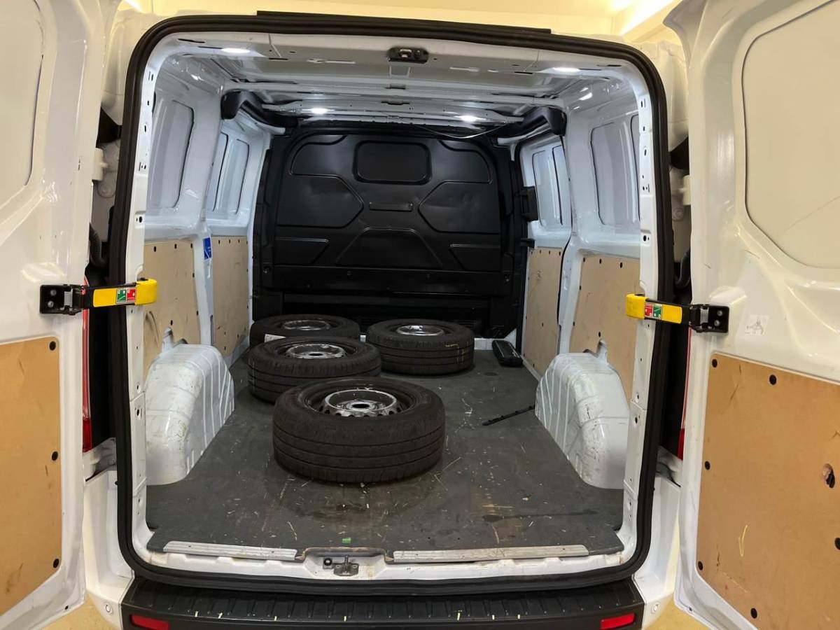 Ford Transit Custom Ford Transit Custom 300 2.0 TDCI L1H1 Trend Navigatie | Trekhaak | Betimmerde Laadruimte |