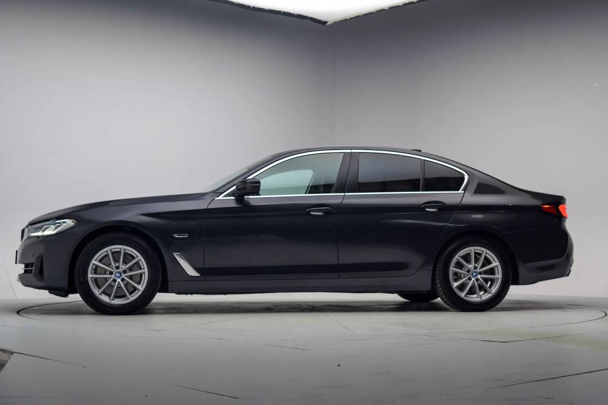 BMW 5 Serie BMW 5-serie 530e High Executive NW-Model Aut. [ Comfort Stoelen Laser-Light Sfeerverlichting ]