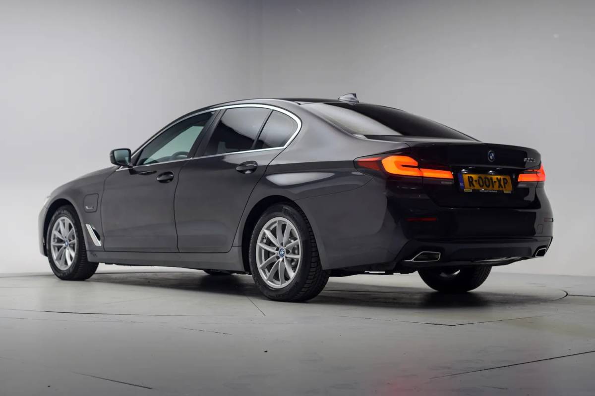 BMW 5 Serie BMW 5-serie 530e High Executive NW-Model Aut. [ Comfort Stoelen Laser-Light Sfeerverlichting ]