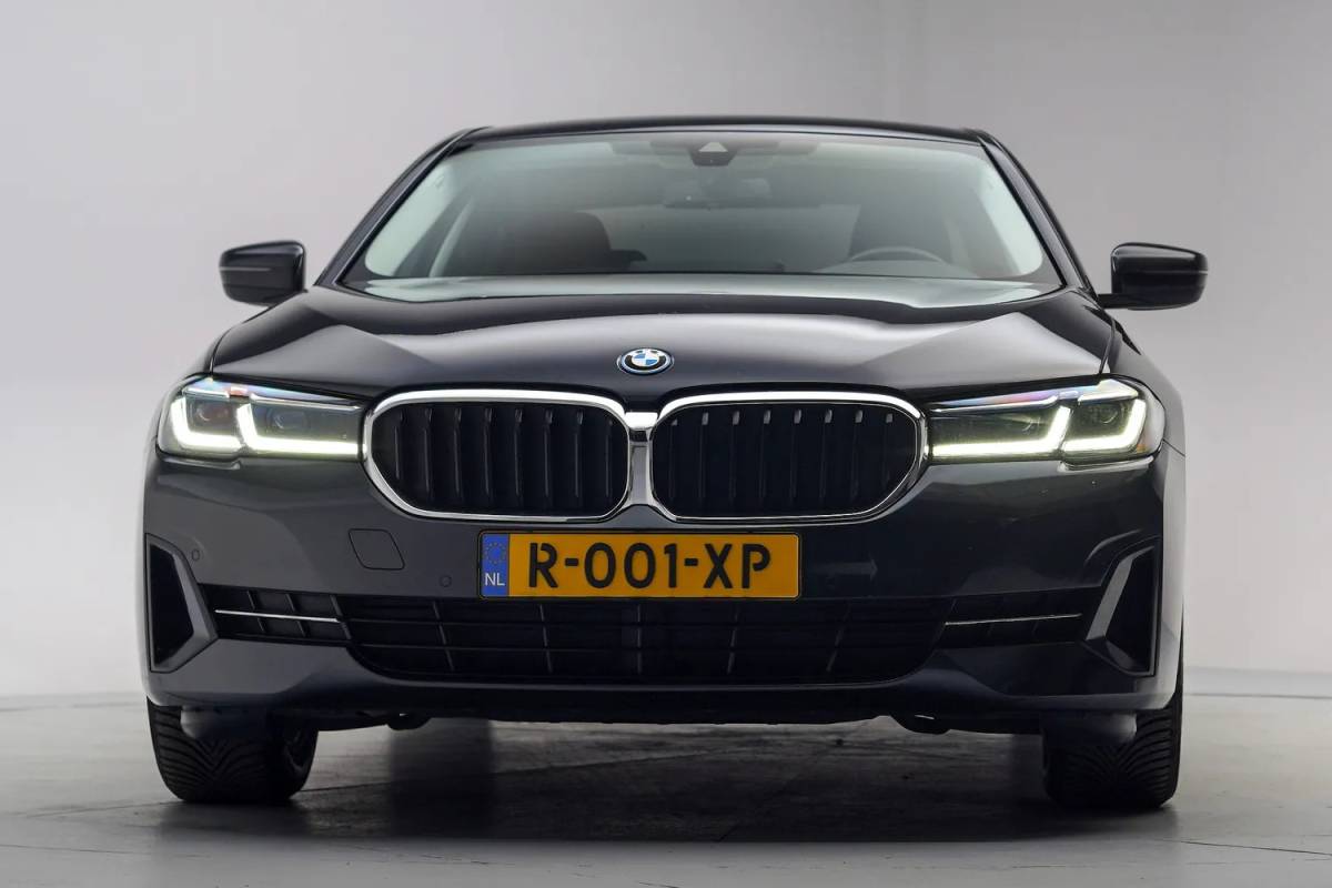 BMW 5 Serie BMW 5-serie 530e High Executive NW-Model Aut. [ Comfort Stoelen Laser-Light Sfeerverlichting ]