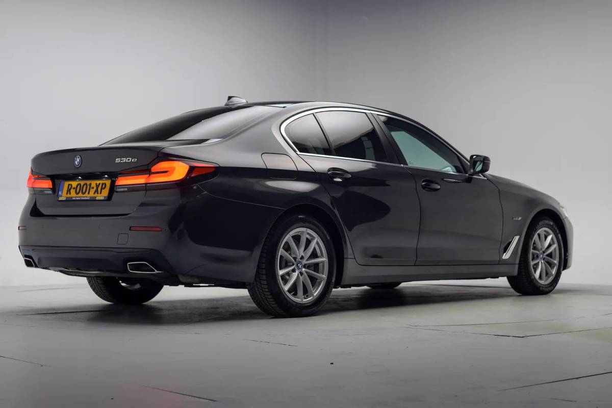 BMW 5 Serie BMW 5-serie 530e High Executive NW-Model Aut. [ Comfort Stoelen Laser-Light Sfeerverlichting ]
