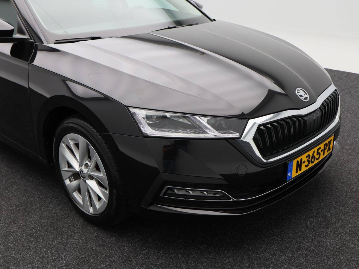 Škoda Octavia Skoda Octavia Combi 1.5 TSi 150 Pk First Edition | Stoelverwarming | Camera | Cruise Control | Navigatie | CarPlay | Matrix LED | 17 Inch | 60.639 Km !!