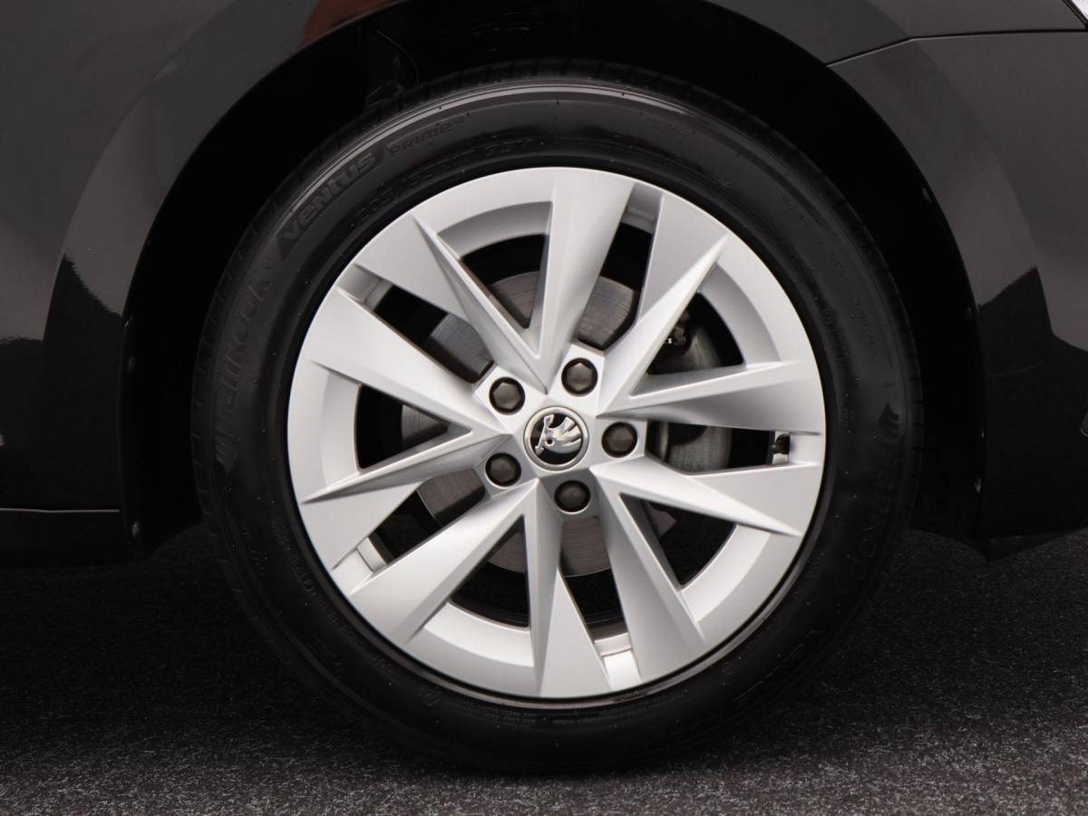 Škoda Octavia Skoda Octavia Combi 1.5 TSi 150 Pk First Edition | Stoelverwarming | Camera | Cruise Control | Navigatie | CarPlay | Matrix LED | 17 Inch | 60.639 Km !!