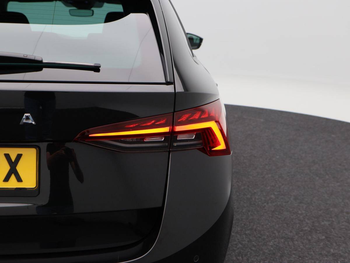Škoda Octavia Skoda Octavia Combi 1.5 TSi 150 Pk First Edition | Stoelverwarming | Camera | Cruise Control | Navigatie | CarPlay | Matrix LED | 17 Inch | 60.639 Km !!