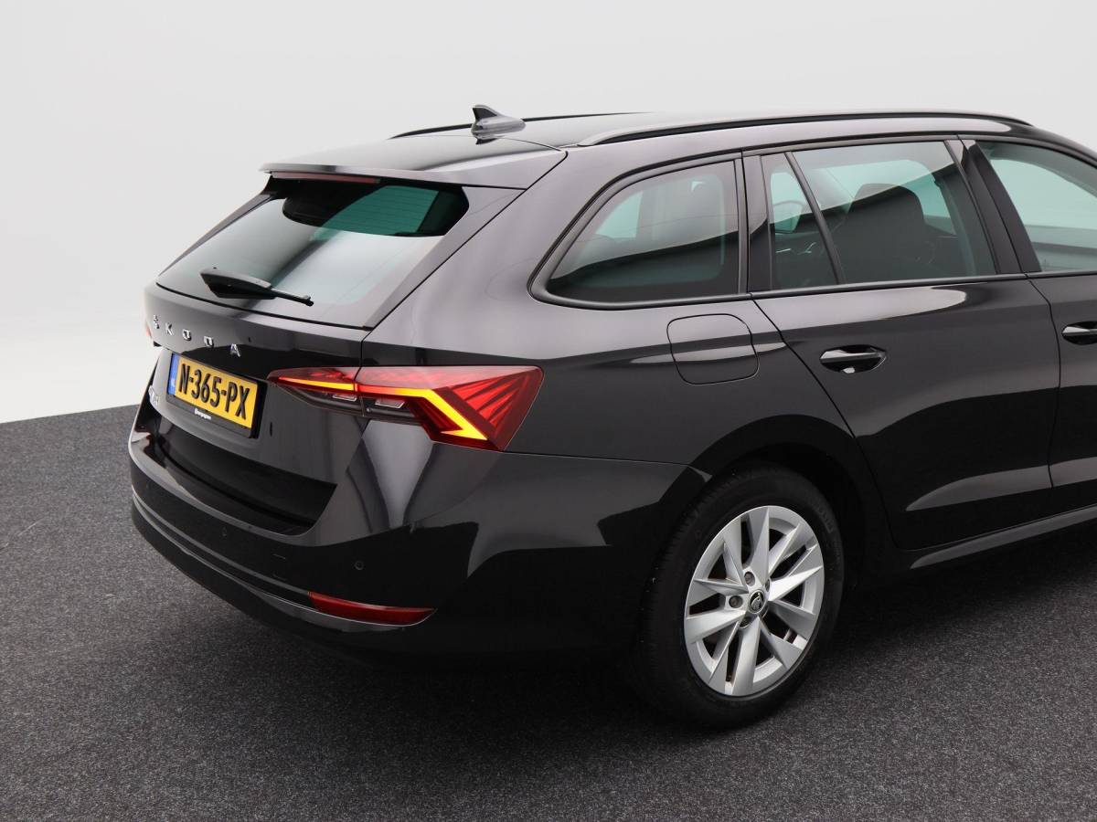 Škoda Octavia Skoda Octavia Combi 1.5 TSi 150 Pk First Edition | Stoelverwarming | Camera | Cruise Control | Navigatie | CarPlay | Matrix LED | 17 Inch | 60.639 Km !!