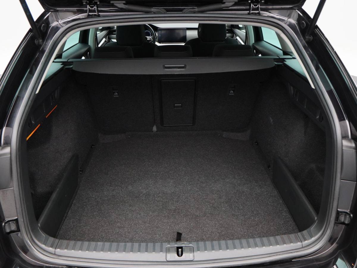 Škoda Octavia Skoda Octavia Combi 1.5 TSi 150 Pk First Edition | Stoelverwarming | Camera | Cruise Control | Navigatie | CarPlay | Matrix LED | 17 Inch | 60.639 Km !!