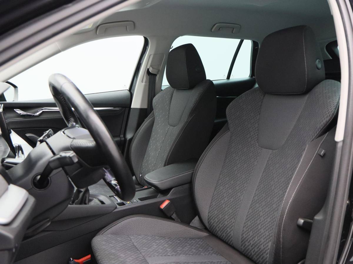 Škoda Octavia Skoda Octavia Combi 1.5 TSi 150 Pk First Edition | Stoelverwarming | Camera | Cruise Control | Navigatie | CarPlay | Matrix LED | 17 Inch | 60.639 Km !!