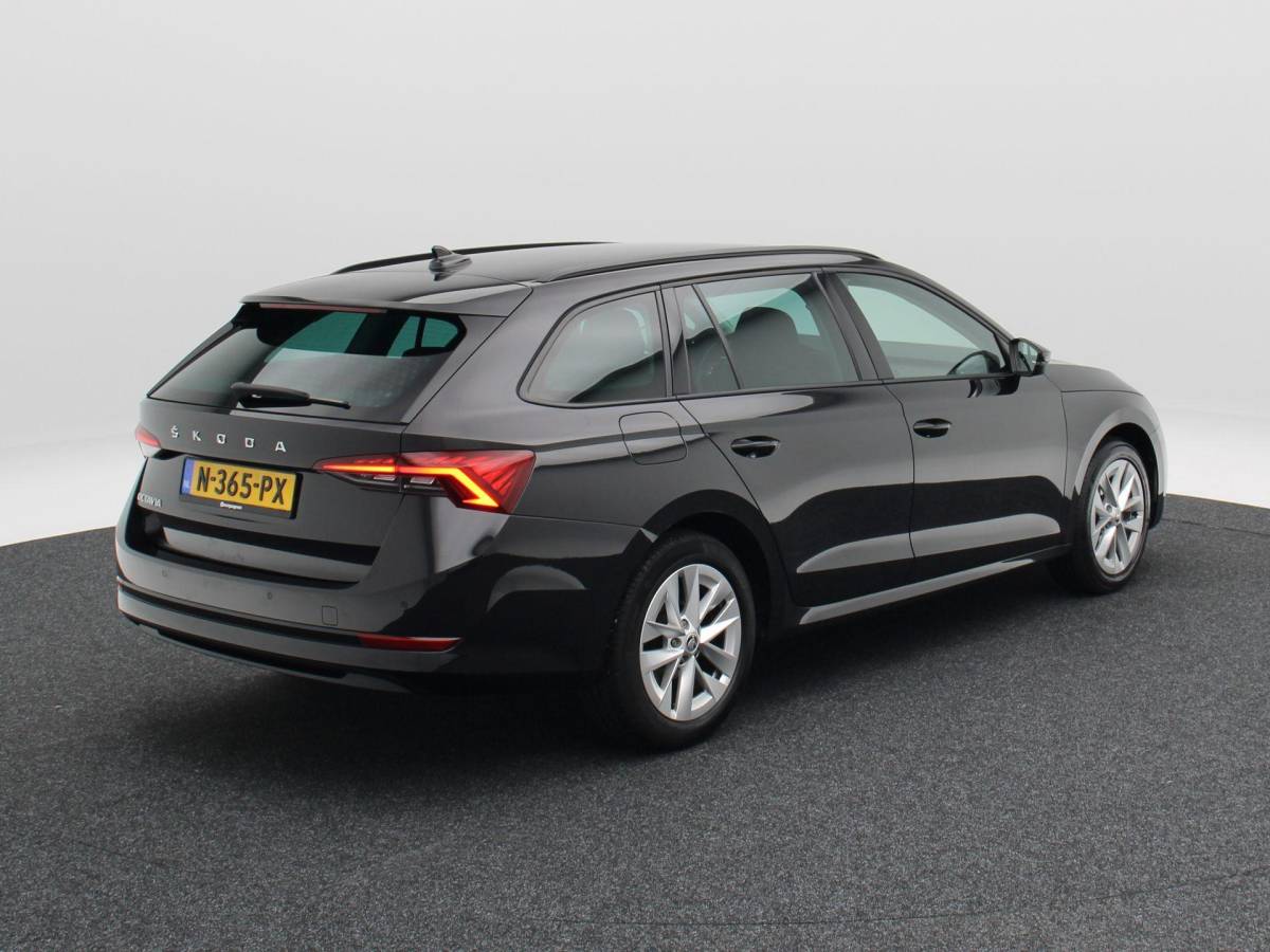 Škoda Octavia Skoda Octavia Combi 1.5 TSi 150 Pk First Edition | Stoelverwarming | Camera | Cruise Control | Navigatie | CarPlay | Matrix LED | 17 Inch | 60.639 Km !!