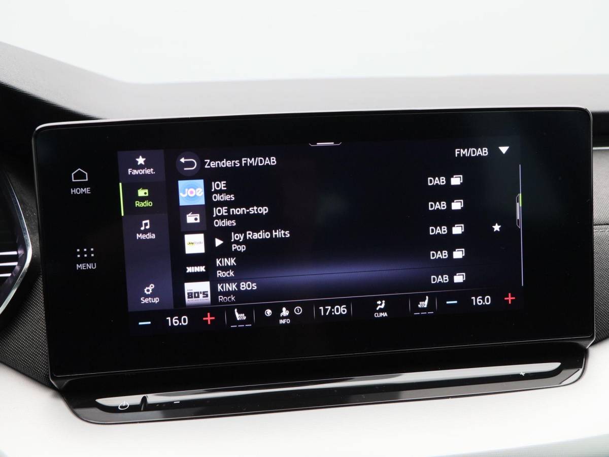 Škoda Octavia Skoda Octavia Combi 1.5 TSi 150 Pk First Edition | Stoelverwarming | Camera | Cruise Control | Navigatie | CarPlay | Matrix LED | 17 Inch | 60.639 Km !!