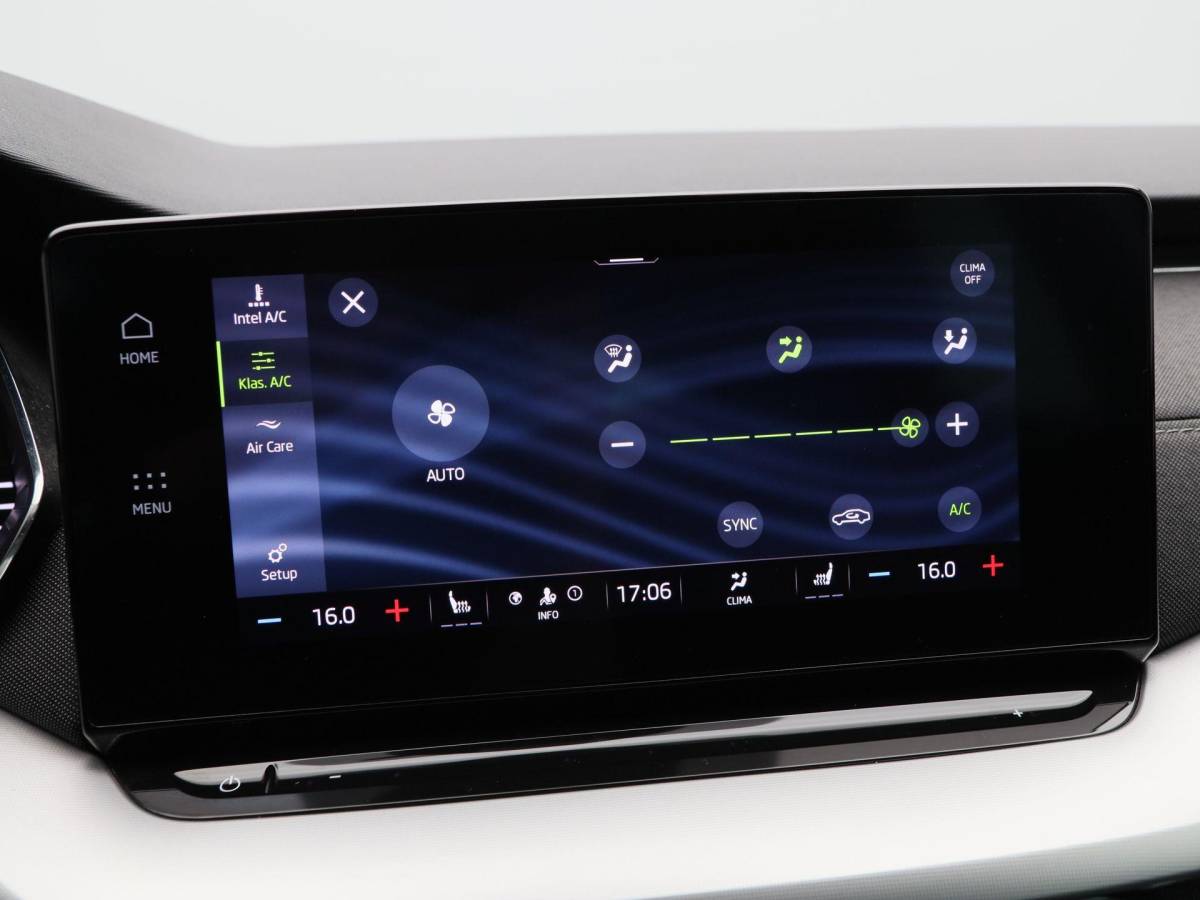 Škoda Octavia Skoda Octavia Combi 1.5 TSi 150 Pk First Edition | Stoelverwarming | Camera | Cruise Control | Navigatie | CarPlay | Matrix LED | 17 Inch | 60.639 Km !!