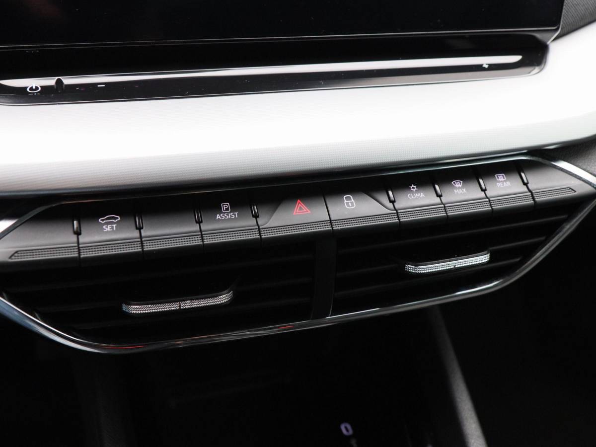 Škoda Octavia Skoda Octavia Combi 1.5 TSi 150 Pk First Edition | Stoelverwarming | Camera | Cruise Control | Navigatie | CarPlay | Matrix LED | 17 Inch | 60.639 Km !!