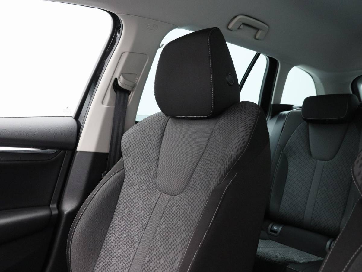 Škoda Octavia Skoda Octavia Combi 1.5 TSi 150 Pk First Edition | Stoelverwarming | Camera | Cruise Control | Navigatie | CarPlay | Matrix LED | 17 Inch | 60.639 Km !!