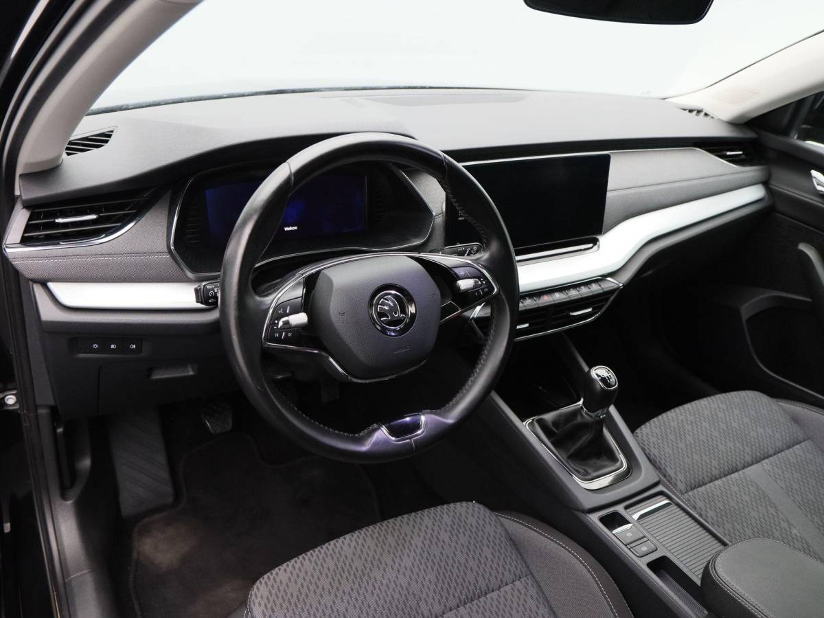 Škoda Octavia Skoda Octavia Combi 1.5 TSi 150 Pk First Edition | Stoelverwarming | Camera | Cruise Control | Navigatie | CarPlay | Matrix LED | 17 Inch | 60.639 Km !!