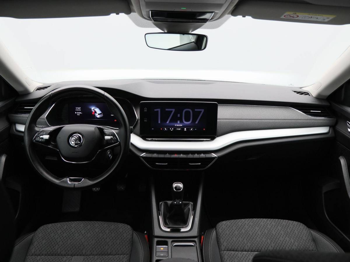 Škoda Octavia Skoda Octavia Combi 1.5 TSi 150 Pk First Edition | Stoelverwarming | Camera | Cruise Control | Navigatie | CarPlay | Matrix LED | 17 Inch | 60.639 Km !!