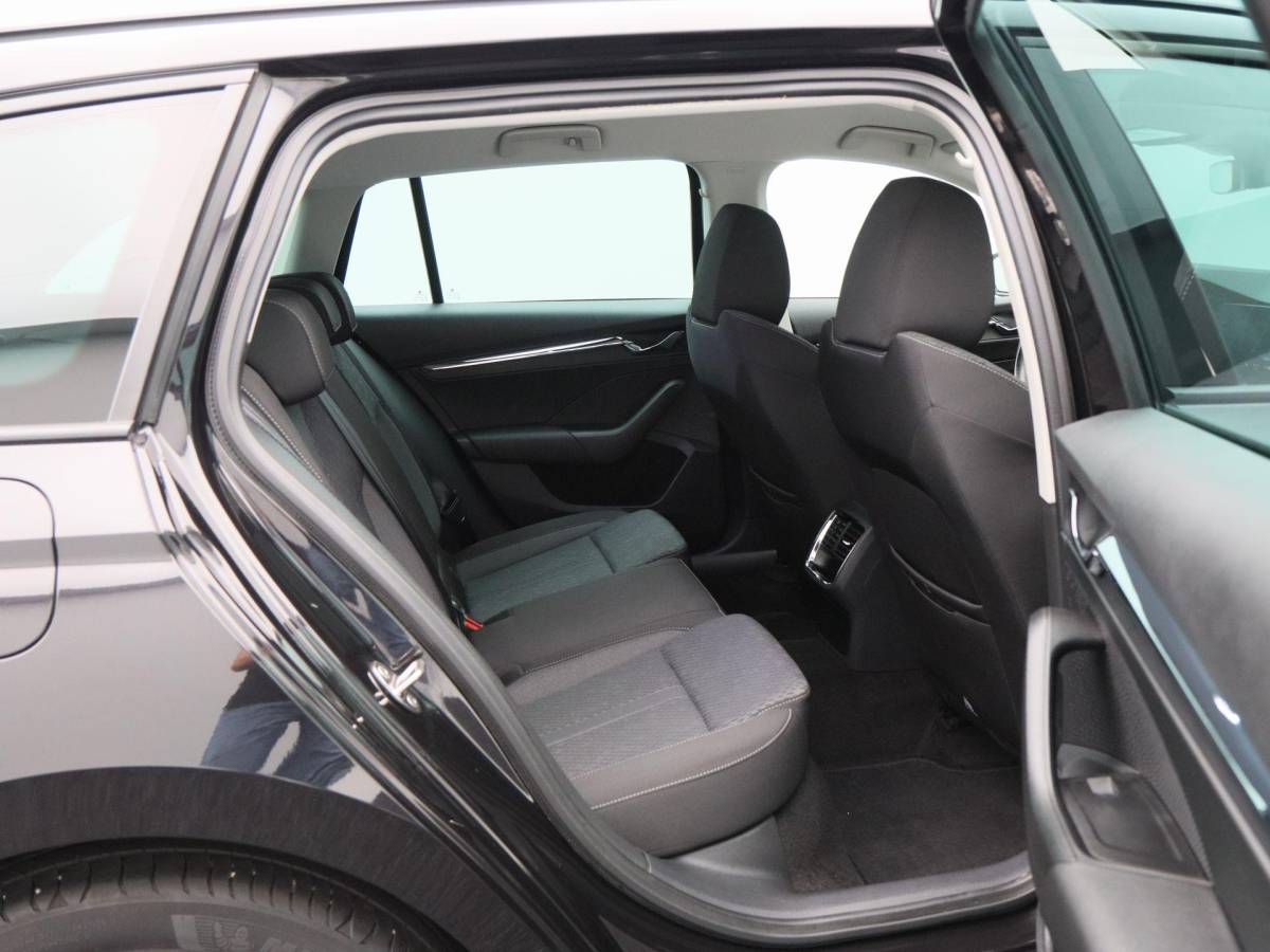 Škoda Octavia Skoda Octavia Combi 1.5 TSi 150 Pk First Edition | Stoelverwarming | Camera | Cruise Control | Navigatie | CarPlay | Matrix LED | 17 Inch | 60.639 Km !!