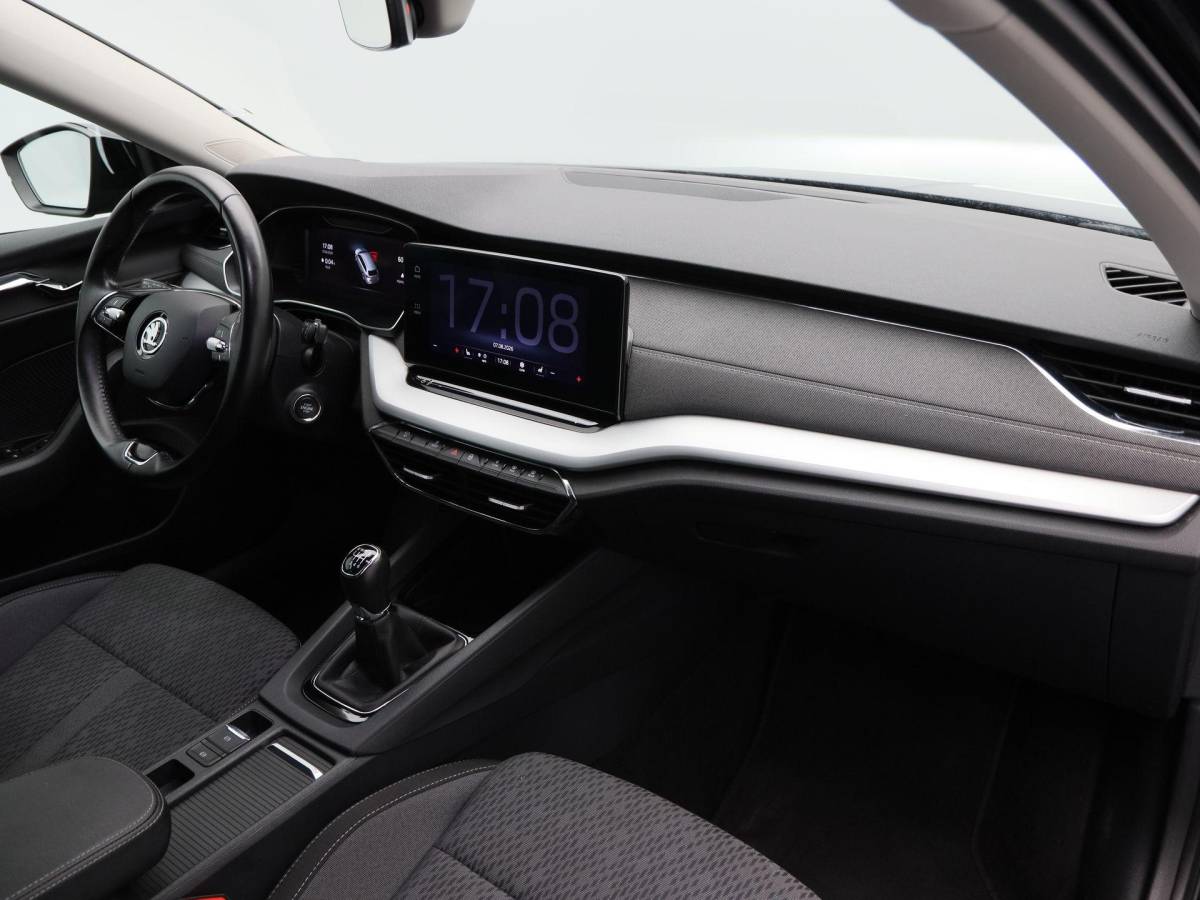 Škoda Octavia Skoda Octavia Combi 1.5 TSi 150 Pk First Edition | Stoelverwarming | Camera | Cruise Control | Navigatie | CarPlay | Matrix LED | 17 Inch | 60.639 Km !!