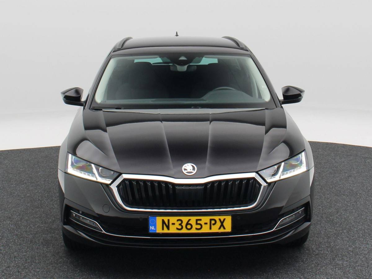 Škoda Octavia Skoda Octavia Combi 1.5 TSi 150 Pk First Edition | Stoelverwarming | Camera | Cruise Control | Navigatie | CarPlay | Matrix LED | 17 Inch | 60.639 Km !!