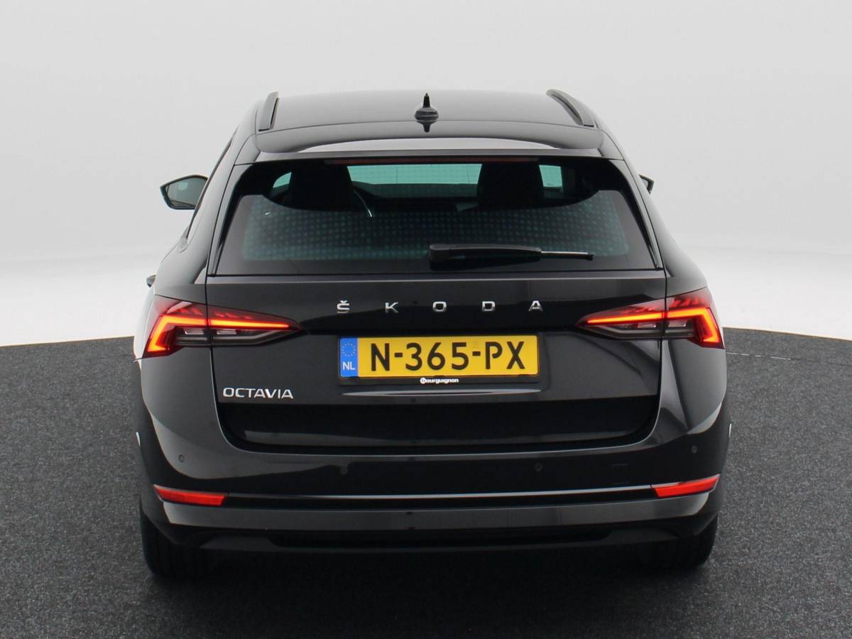Škoda Octavia Skoda Octavia Combi 1.5 TSi 150 Pk First Edition | Stoelverwarming | Camera | Cruise Control | Navigatie | CarPlay | Matrix LED | 17 Inch | 60.639 Km !!