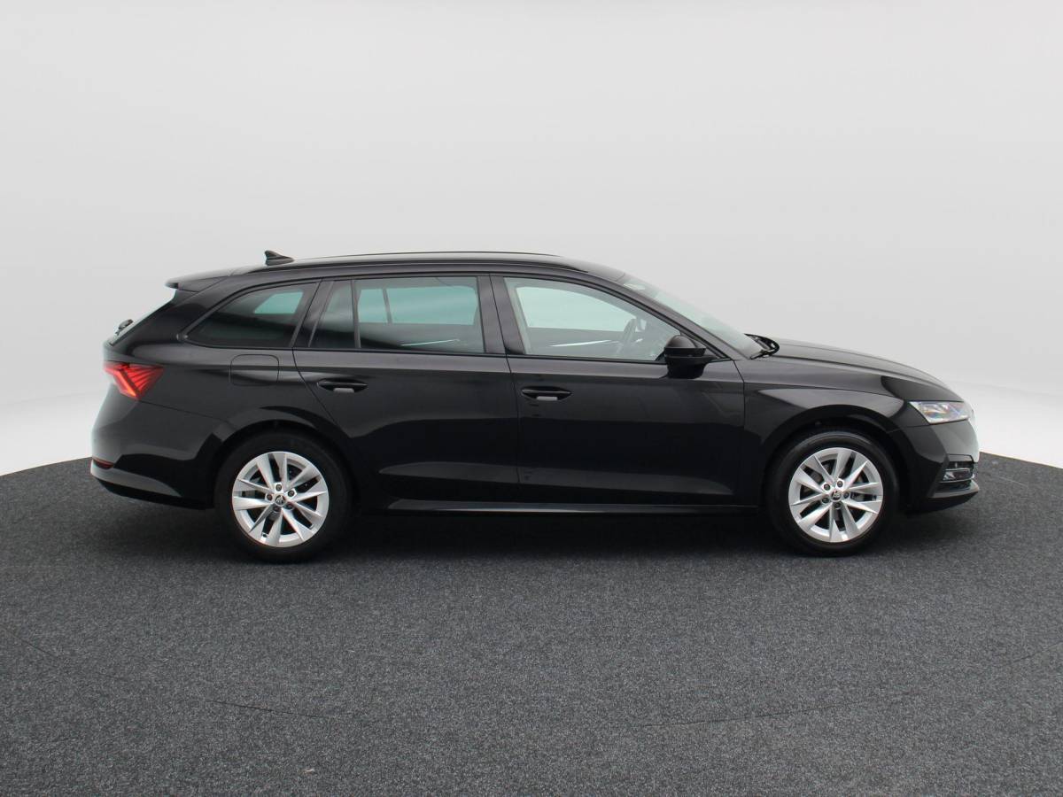 Škoda Octavia Skoda Octavia Combi 1.5 TSi 150 Pk First Edition | Stoelverwarming | Camera | Cruise Control | Navigatie | CarPlay | Matrix LED | 17 Inch | 60.639 Km !!