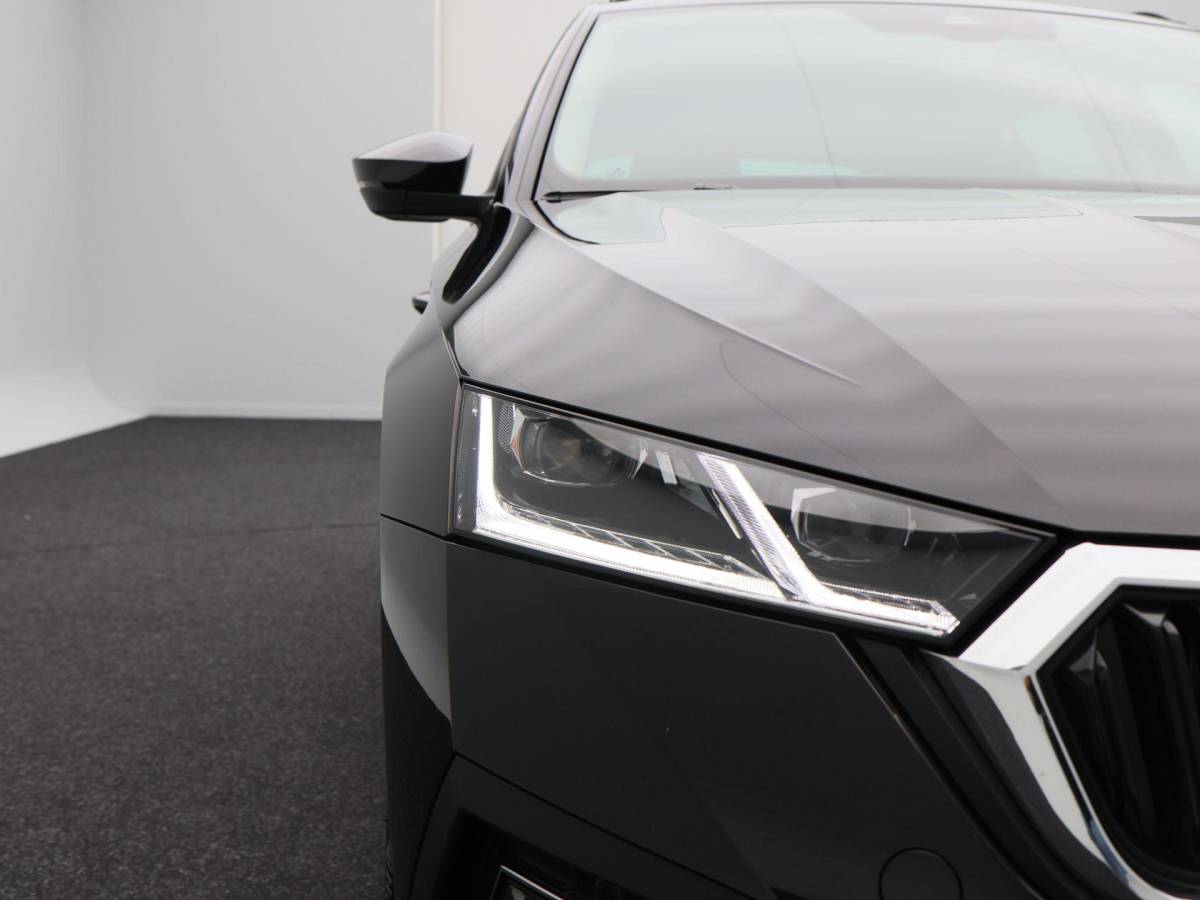 Škoda Octavia Skoda Octavia Combi 1.5 TSi 150 Pk First Edition | Stoelverwarming | Camera | Cruise Control | Navigatie | CarPlay | Matrix LED | 17 Inch | 60.639 Km !!