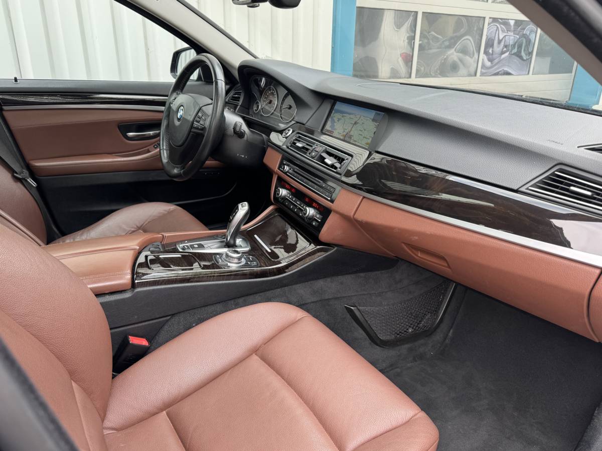 BMW 5 Serie BMW 5-serie Touring 528i Bi-Xenon / Leder / Pano / Night vision / Aut / 6-cil / Standkachel
