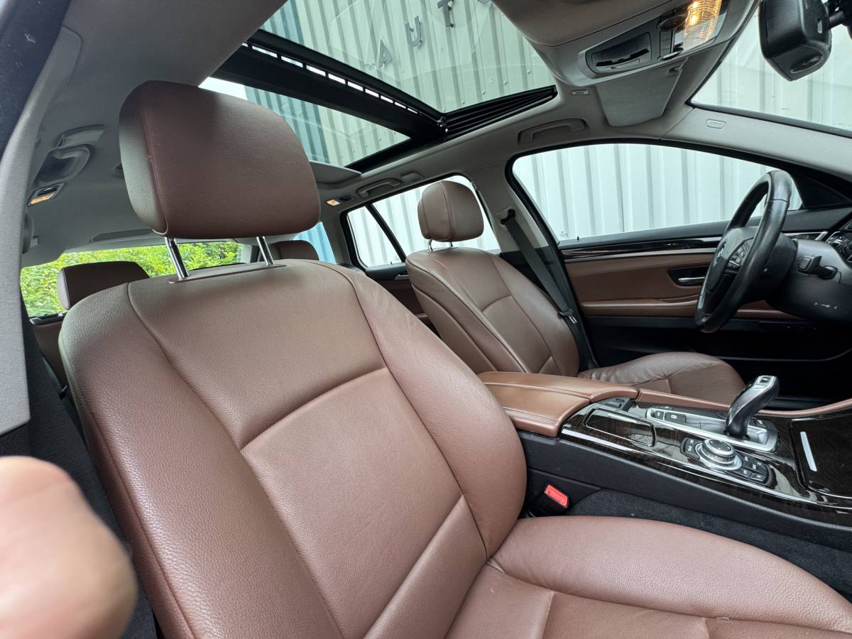 BMW 5 Serie BMW 5-serie Touring 528i Bi-Xenon / Leder / Pano / Night vision / Aut / 6-cil / Standkachel