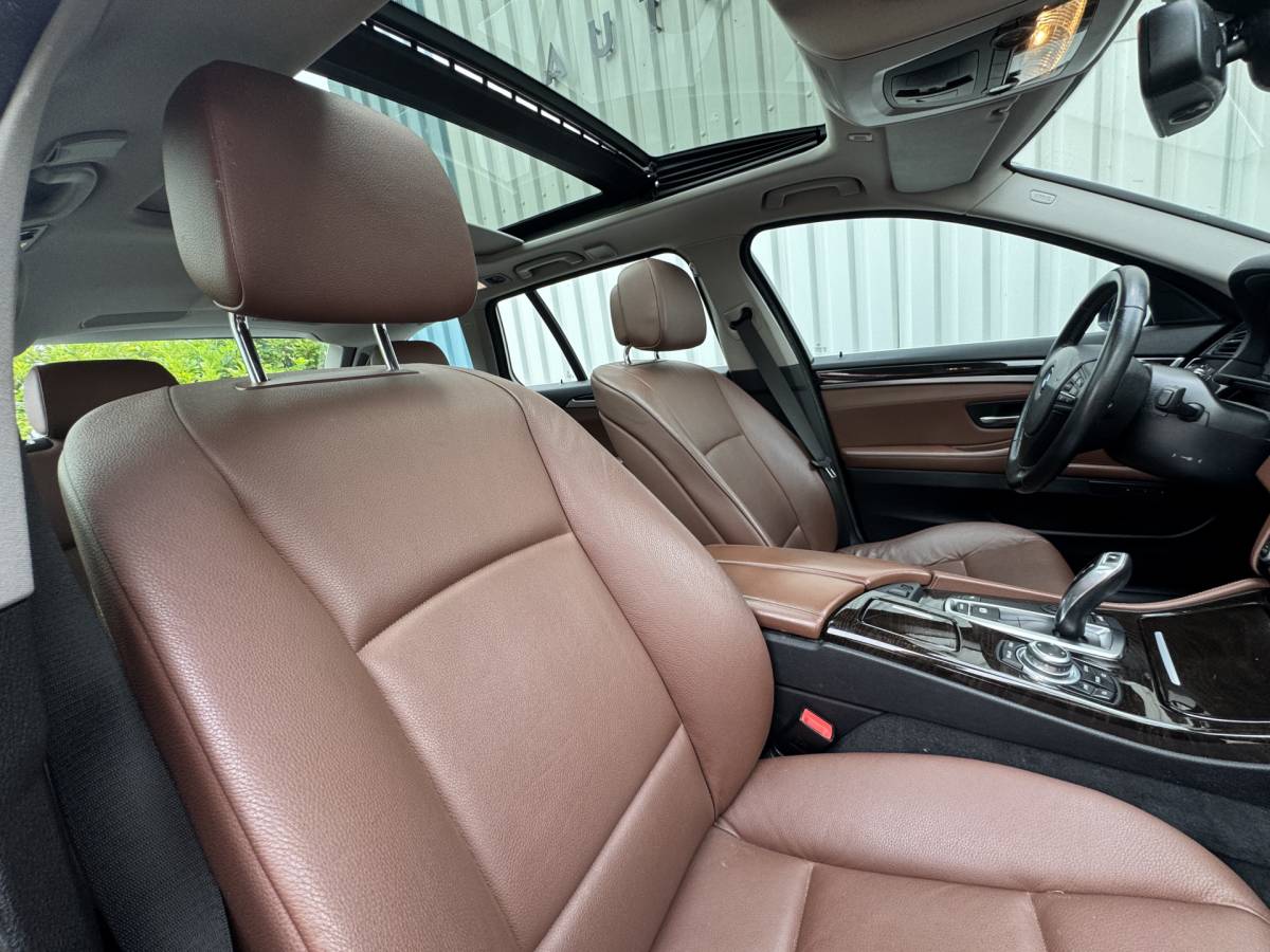 BMW 5 Serie BMW 5-serie Touring 528i Bi-Xenon / Leder / Pano / Night vision / Aut / 6-cil / Standkachel