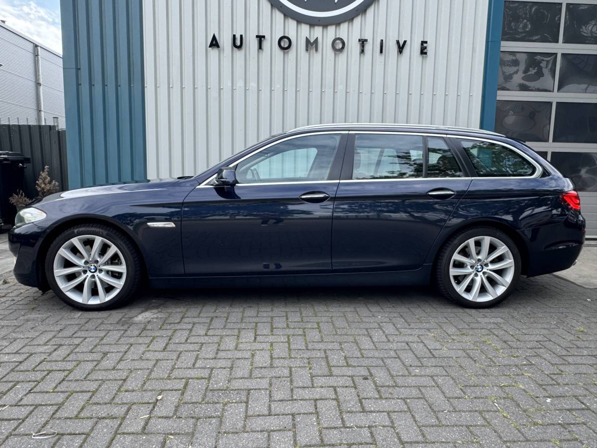 BMW 5 Serie BMW 5-serie Touring 528i Bi-Xenon / Leder / Pano / Night vision / Aut / 6-cil / Standkachel