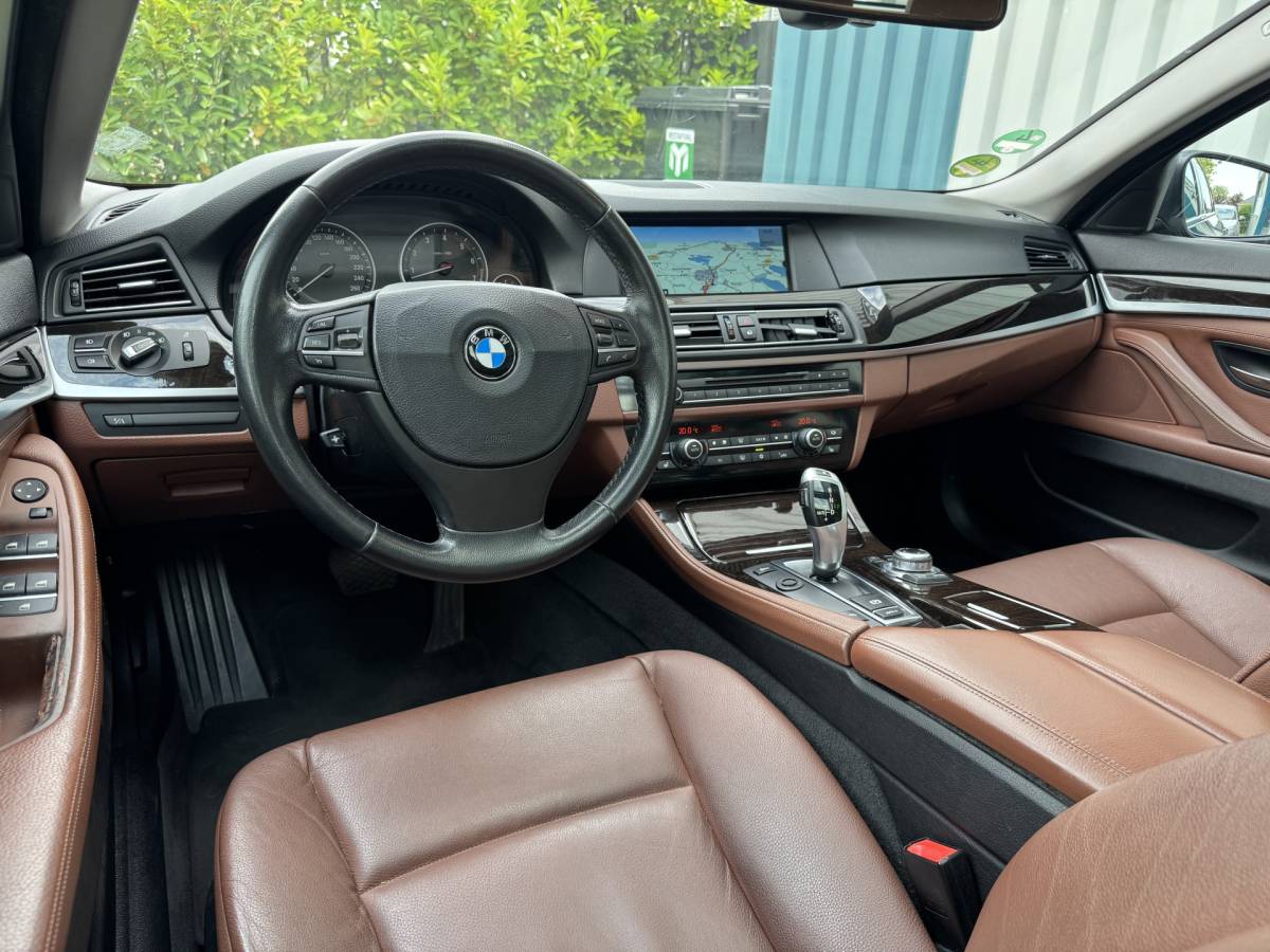BMW 5 Serie BMW 5-serie Touring 528i Bi-Xenon / Leder / Pano / Night vision / Aut / 6-cil / Standkachel