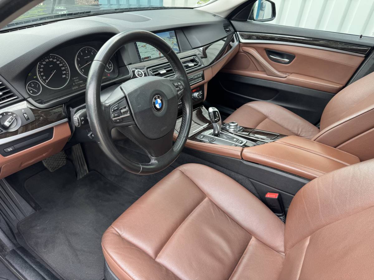 BMW 5 Serie BMW 5-serie Touring 528i Bi-Xenon / Leder / Pano / Night vision / Aut / 6-cil / Standkachel