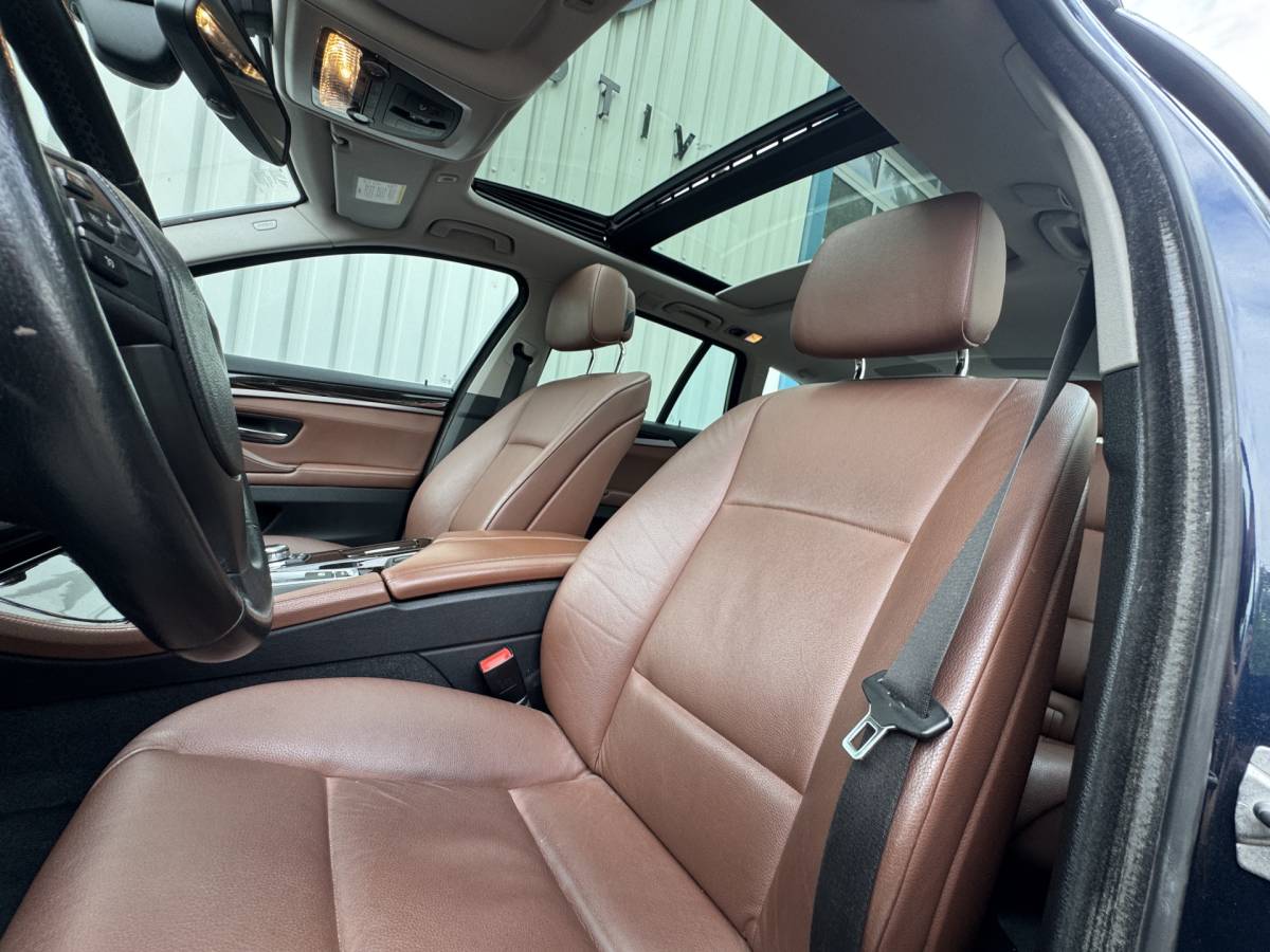 BMW 5 Serie BMW 5-serie Touring 528i Bi-Xenon / Leder / Pano / Night vision / Aut / 6-cil / Standkachel