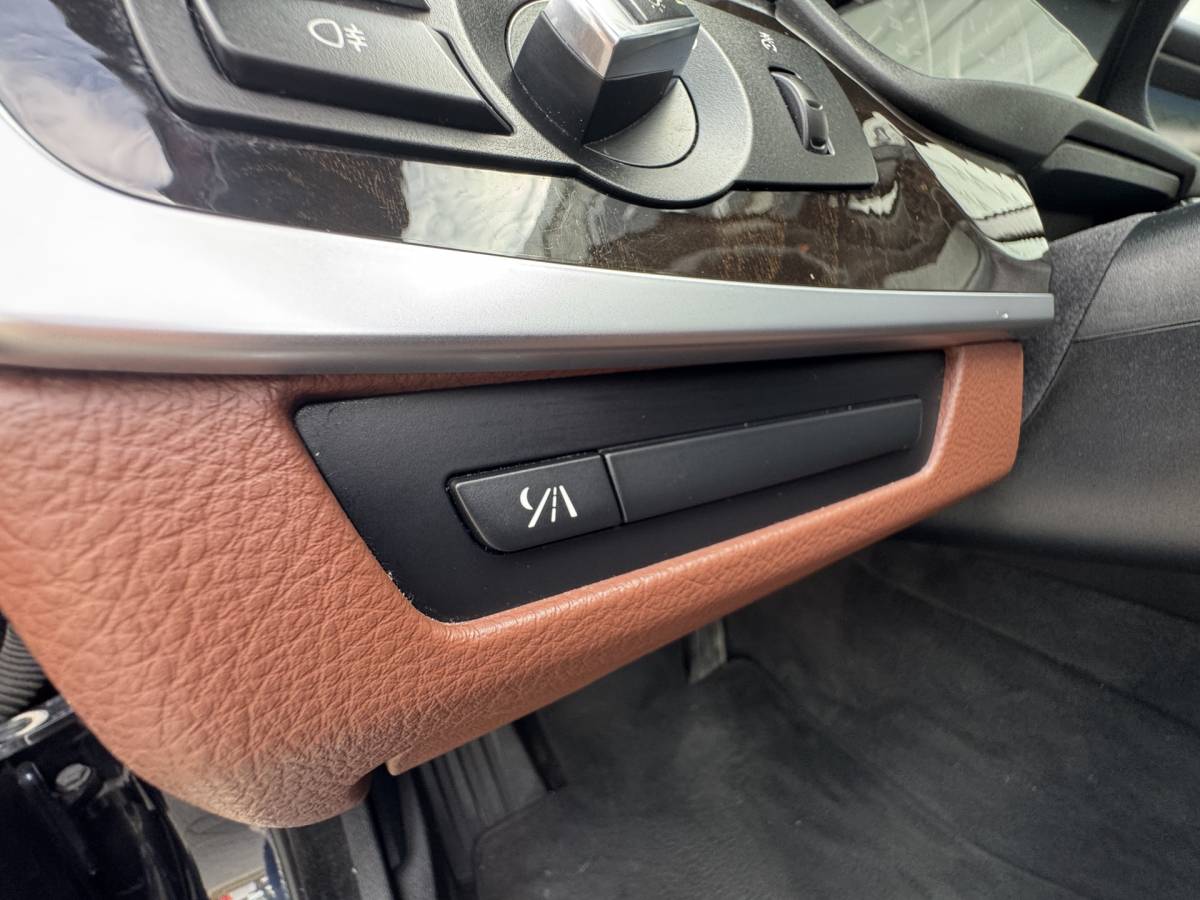 BMW 5 Serie BMW 5-serie Touring 528i Bi-Xenon / Leder / Pano / Night vision / Aut / 6-cil / Standkachel