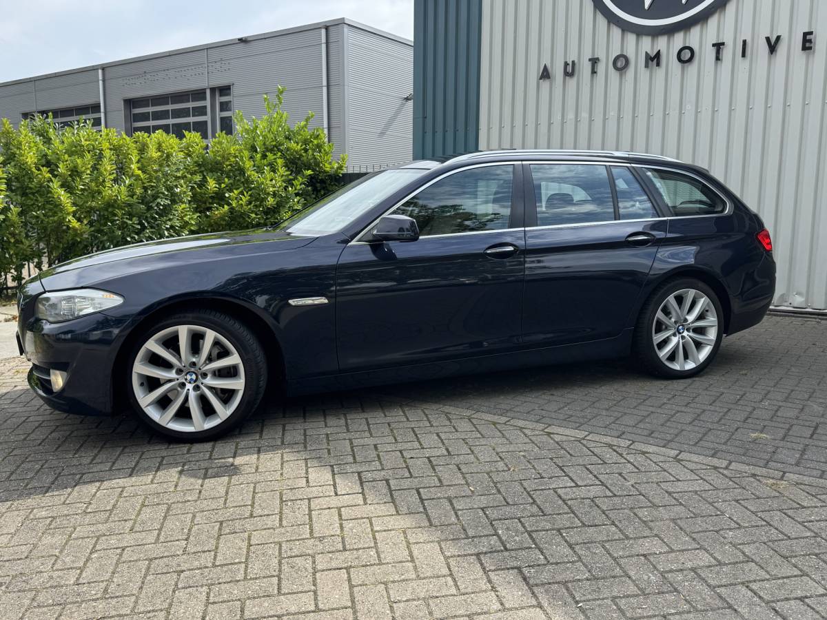 BMW 5 Serie BMW 5-serie Touring 528i Bi-Xenon / Leder / Pano / Night vision / Aut / 6-cil / Standkachel