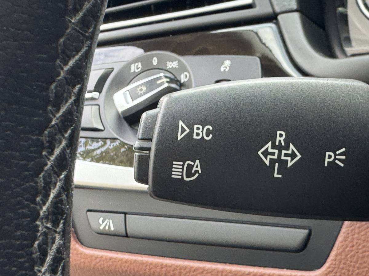 BMW 5 Serie BMW 5-serie Touring 528i Bi-Xenon / Leder / Pano / Night vision / Aut / 6-cil / Standkachel