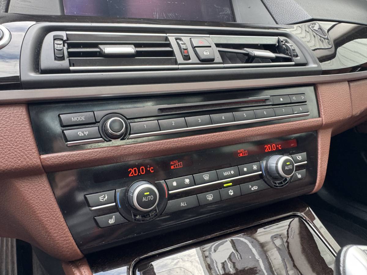 BMW 5 Serie BMW 5-serie Touring 528i Bi-Xenon / Leder / Pano / Night vision / Aut / 6-cil / Standkachel