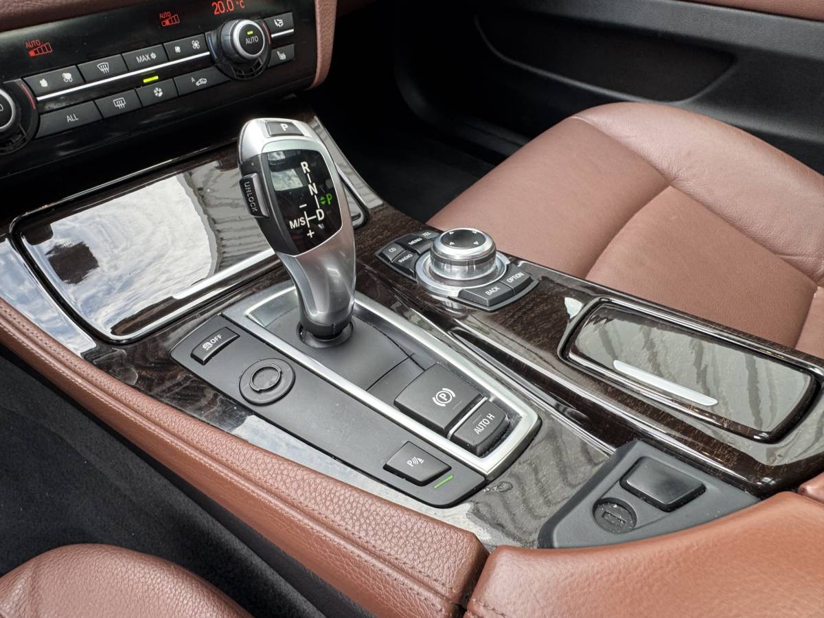 BMW 5 Serie BMW 5-serie Touring 528i Bi-Xenon / Leder / Pano / Night vision / Aut / 6-cil / Standkachel