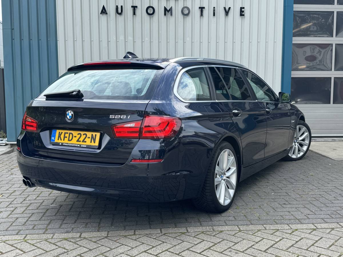 BMW 5 Serie BMW 5-serie Touring 528i Bi-Xenon / Leder / Pano / Night vision / Aut / 6-cil / Standkachel